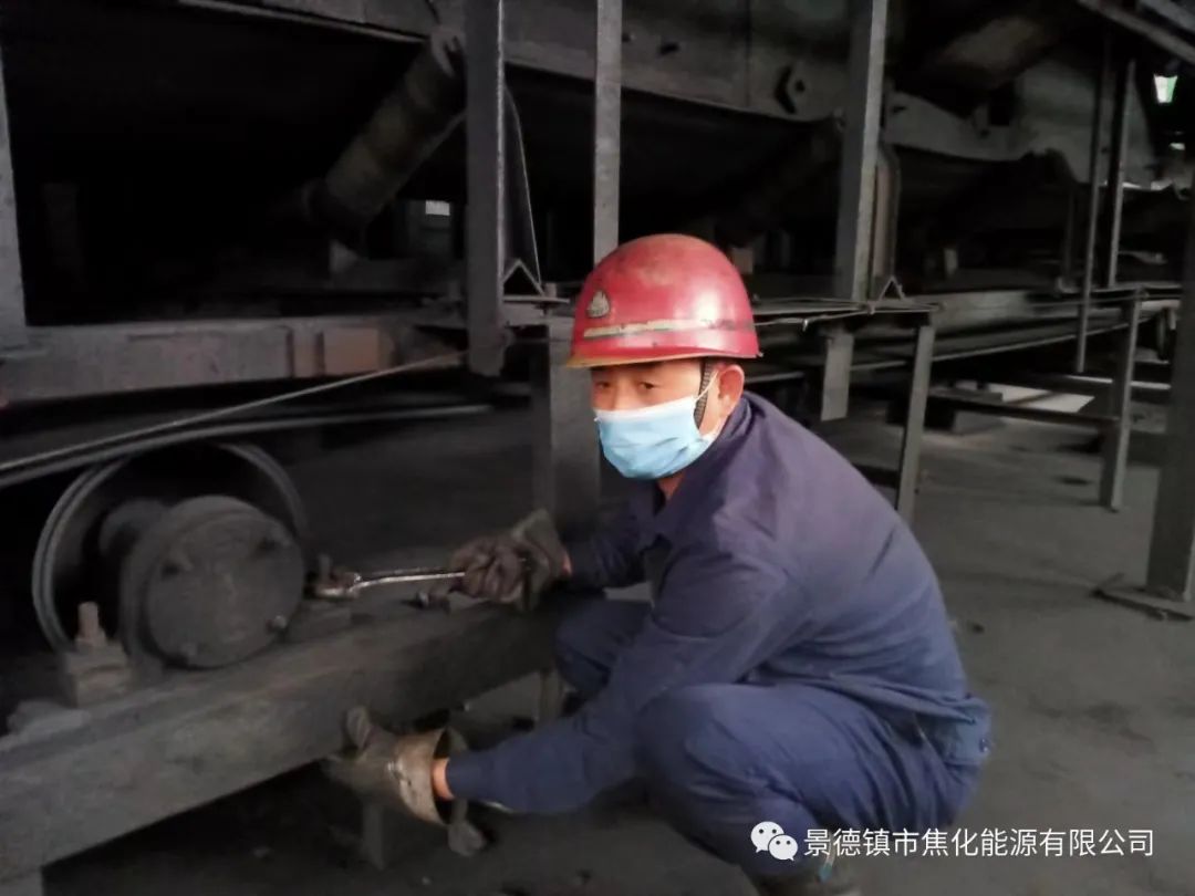 “老線這邊人手不夠，你們那邊有誰可以過來支援？”“好的，我馬上來。”聽到這個消息時，羅國安剛剛結束新線的維修工作，但他二話不說，立即拿起維修包，投入到老線的維修工作當中。每天工作10小時以上已經(jīng)成為抗疫期間的常態(tài)，雖然身體很疲憊，但是他沒有任何怨言，“確實很辛苦、很累，但現(xiàn)在正是特殊時期，只有保障公司生產(chǎn)經(jīng)營“不斷檔”，我們生活才能“不斷線”，恰恰我所在的運輸廠就是承擔著焦炭煤炭運輸?shù)闹匾氊煟晕腋鼞撱”M職守，保障好這些設備的穩(wěn)定運行。”.jpg